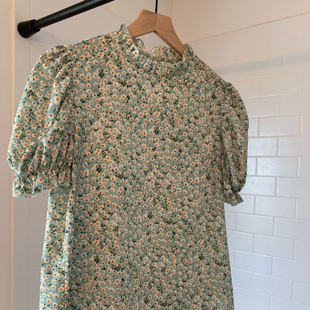 AMAZON Puff Sleeve Top